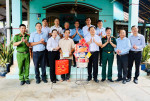 Đoàn lãnh đạo Tỉnh ủy thăm và tặng quà cho các gia đình chính sách, hộ nghèo, trẻ em có hoàn cảnh khó khăn và thanh niên công nhân