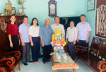 Lãnh đạo thành phố Thủ Dầu Một thăm, tặng quà gia đình chính sách trên địa bàn phường Phú Thọ