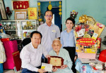 Bí thư Thành ủy Thủ Dầu Một thăm, chúc tết các đồng chí lão thành cách mạng trên địa bàn