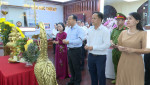 Đoàn lãnh đạo thành phố Thủ Dầu Một dâng hương Hồ Chủ tịch