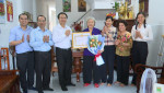 Trao Huy hiệu Đảng tại nhà cho các Đảng viên trên địa bàn Thủ Dầu Một