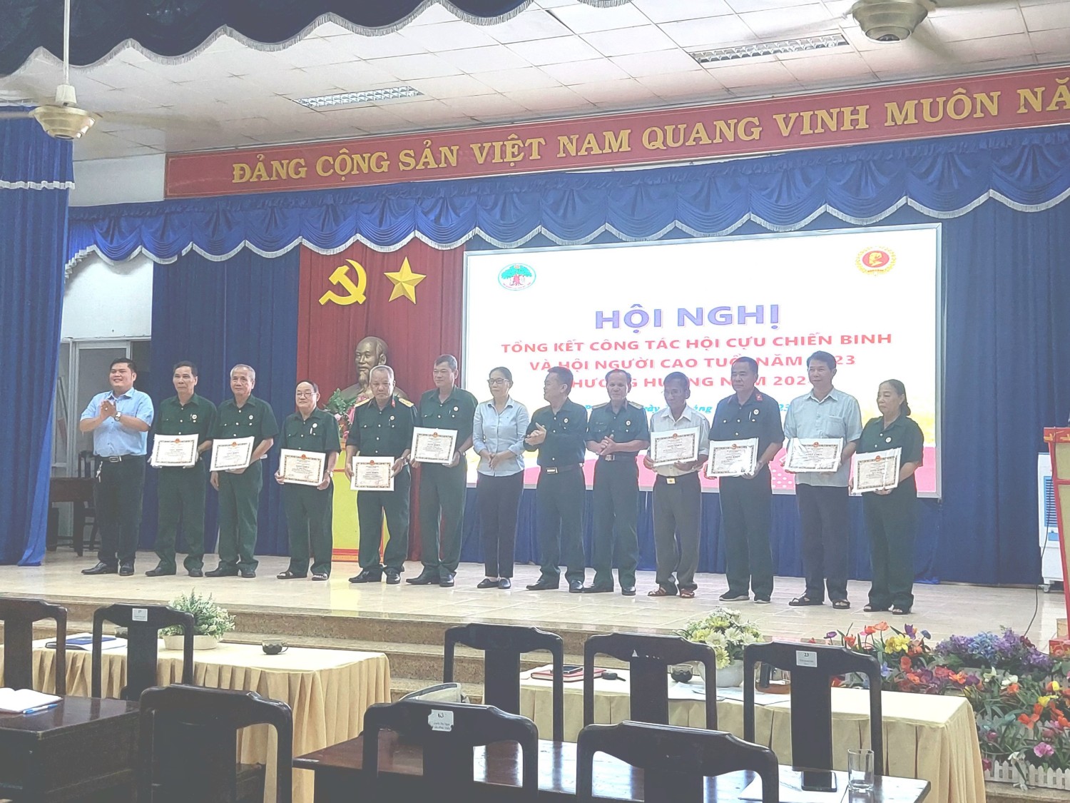 Hội viên CCB nhận giấy khen Có thành tích xuất sắc phong trào thi đua CCB gương mẫu năm 2023