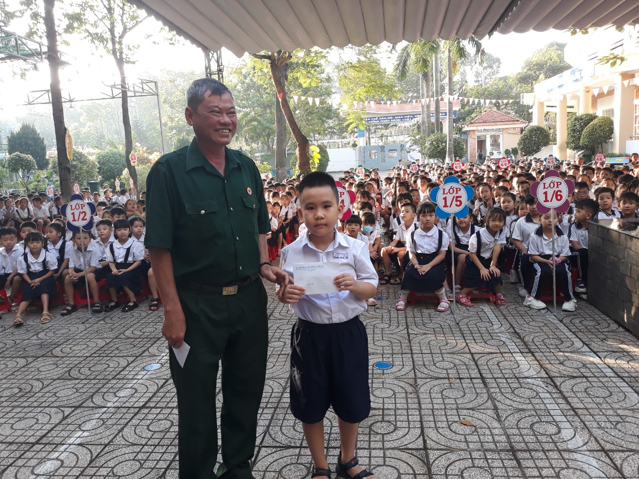 Hình ảnh các em học sinh trả lời đúng câu hỏi trong nội dung tuyên truyền 79 năm ngày thành lập QĐNDVN