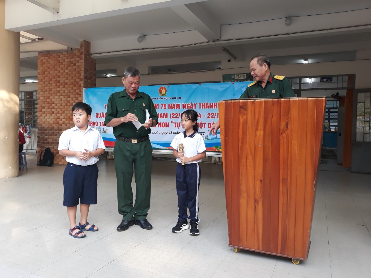 Hình ảnh các em học sinh trả lời đúng câu hỏi trong nội dung tuyên truyền 79 năm ngày thành lập QĐNDVN (3)