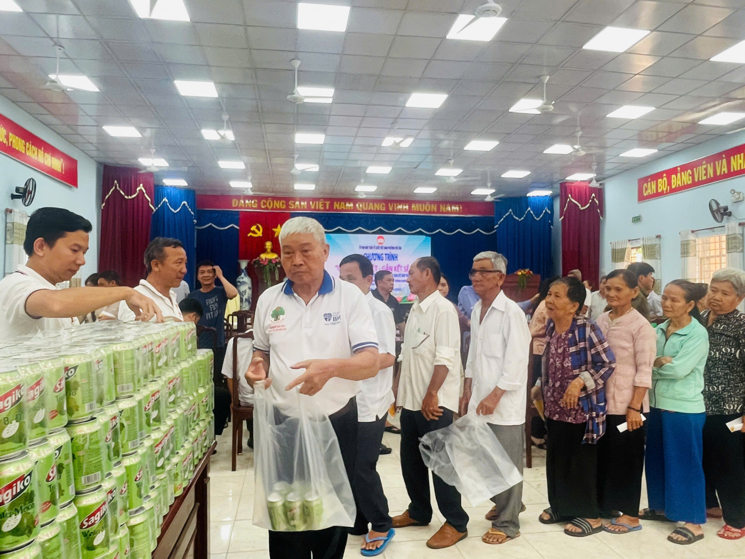 Hình ảnh người dân đi chợ (3)