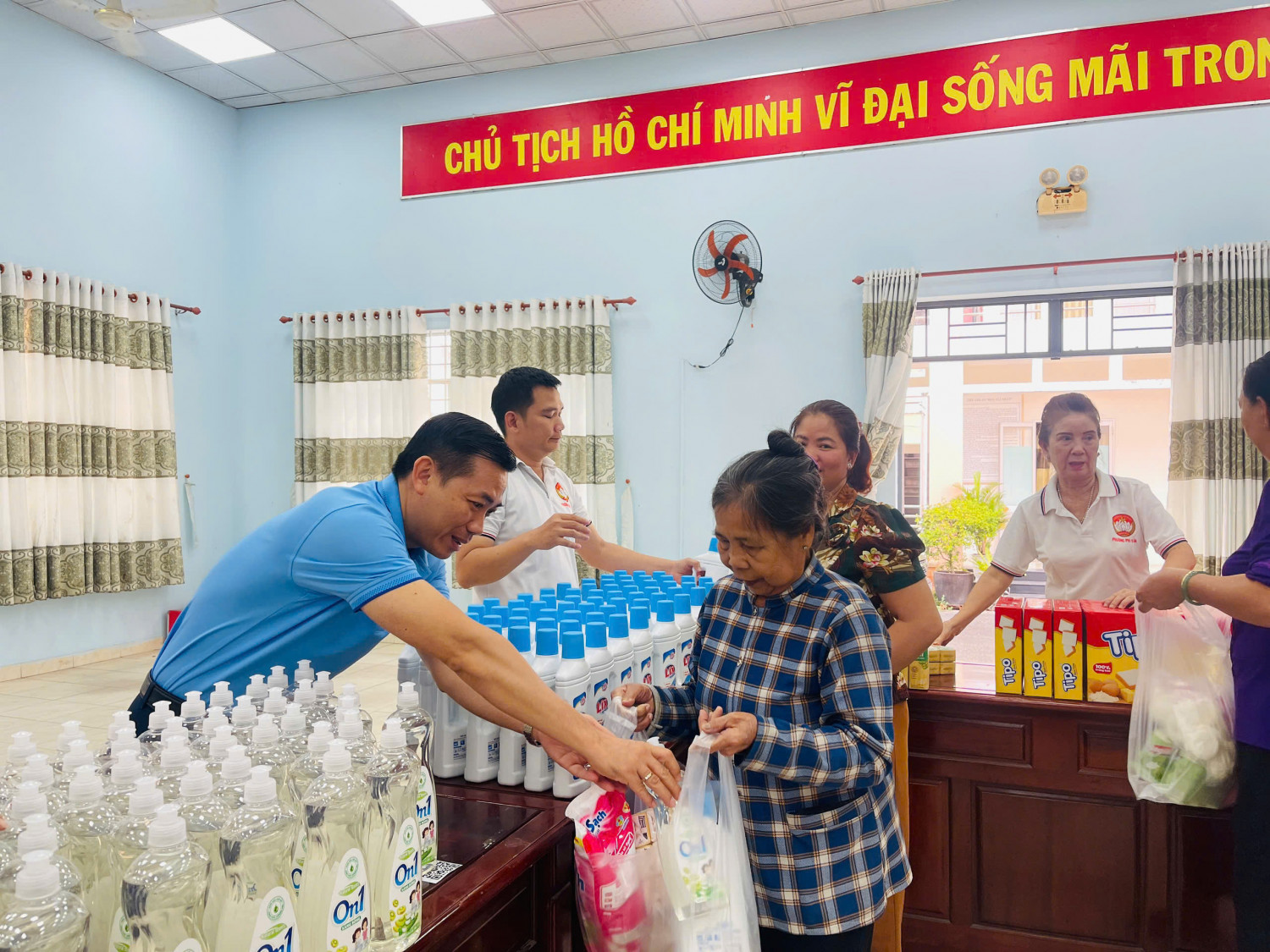 Hình ảnh người dân đi chợ (4)