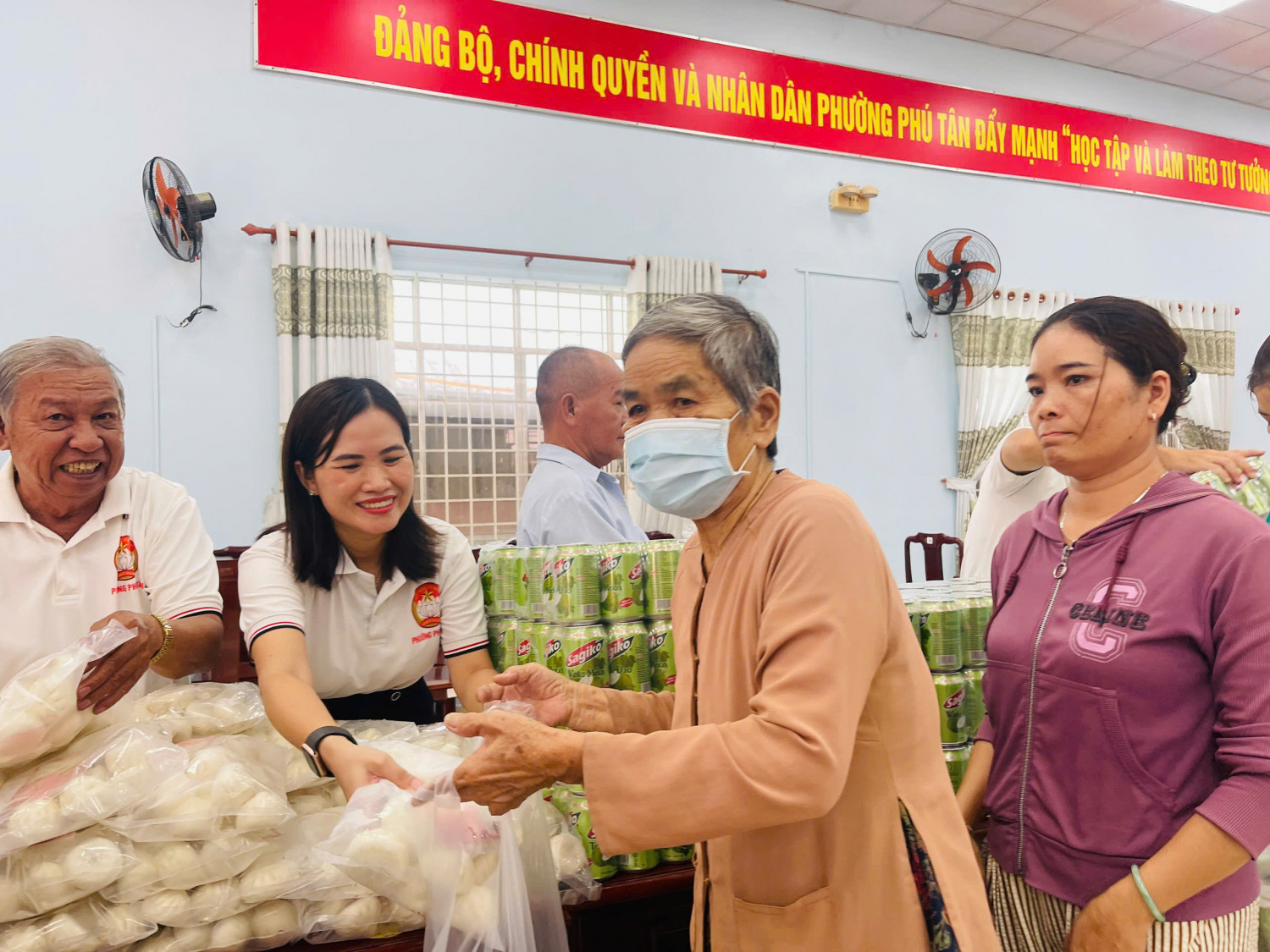 Hình ảnh người dân đi chợ
