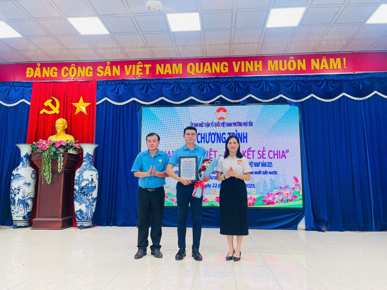 Tri ân công ty đồng hành cùng Mặt trận phường