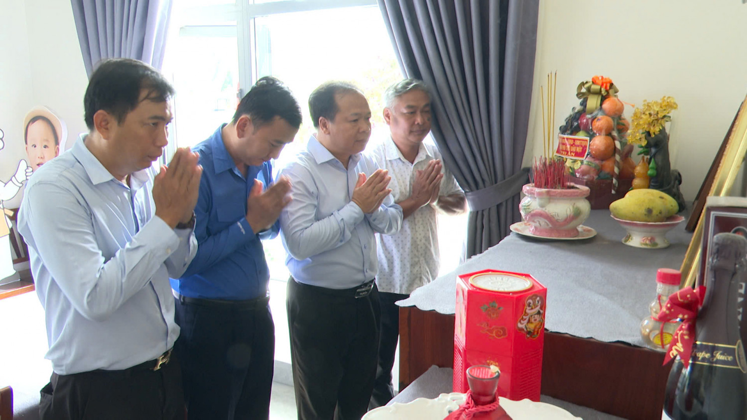Lãnh đạo thành phố Thủ Dầu Một thắp hương tưởng niệm các đồng chí nguyên cán bộ lãnh đạo qua các thời kỳ