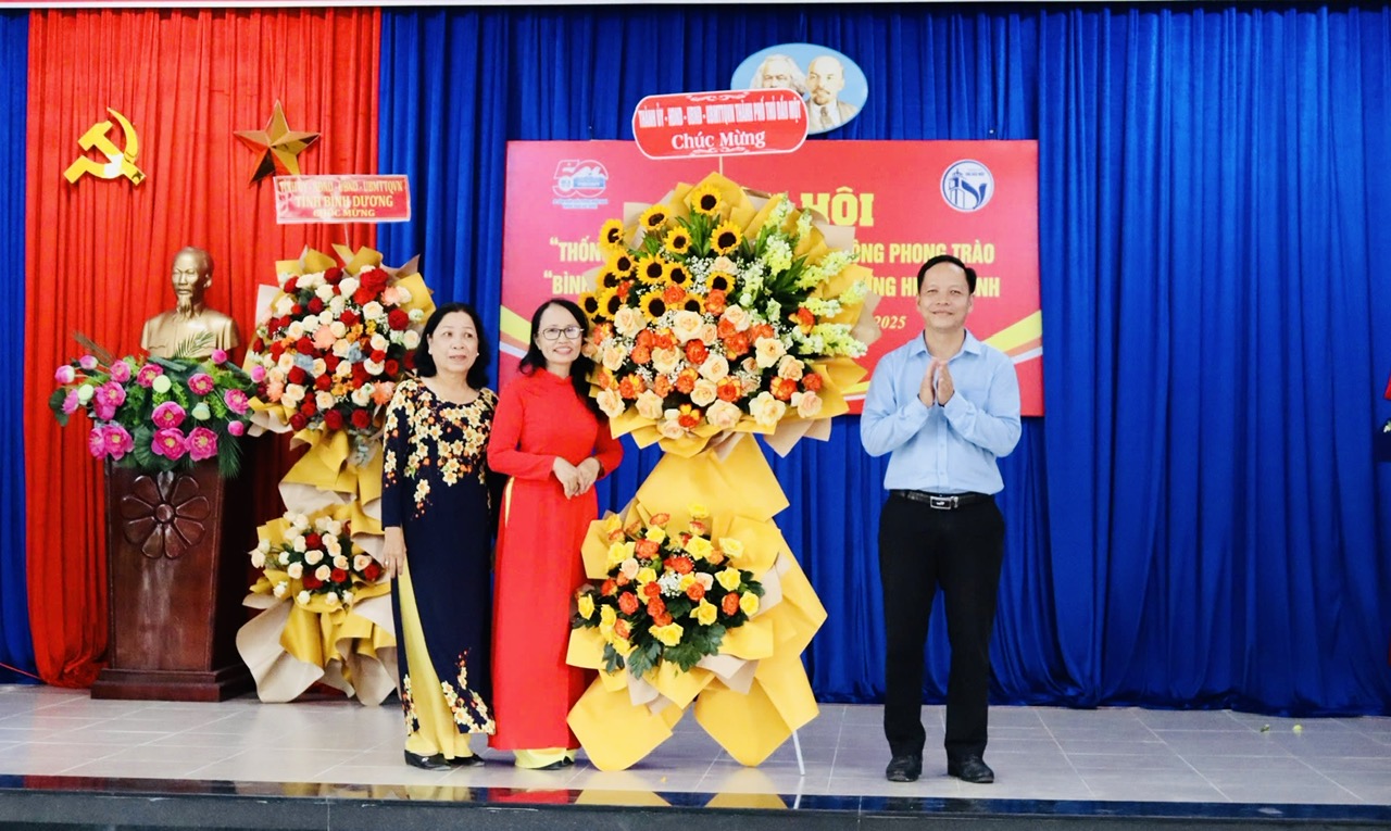 Khu phố 8 phường Hiệp Thành đã tổ chức Ngày hội “Thống nhất non sông” và phát động phong trào “Bình dân học vụ số”