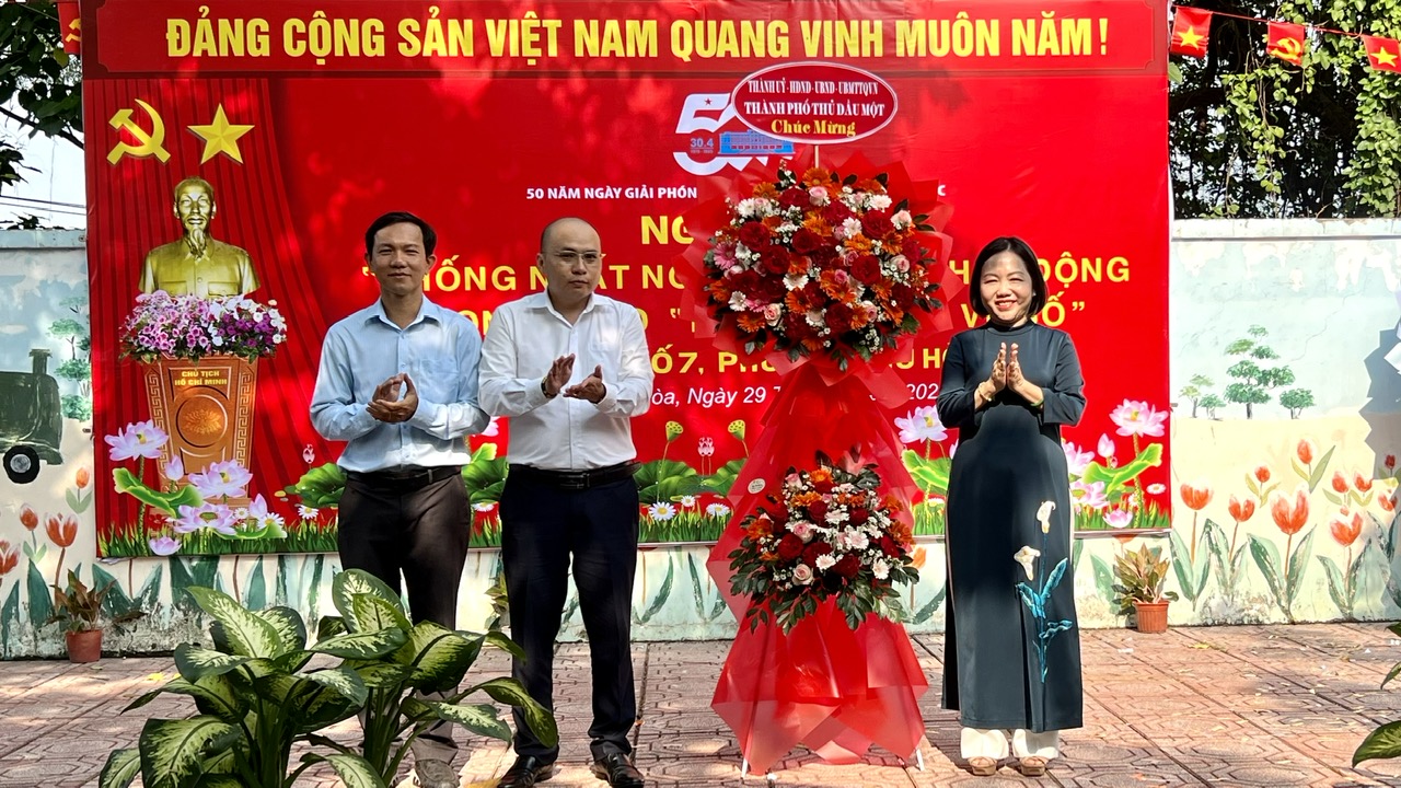Khu phố 7, phường Phú Hòa tổ chức Ngày hội “Thống nhất non sông” và phát động phong trào “Bình dân học vụ số”