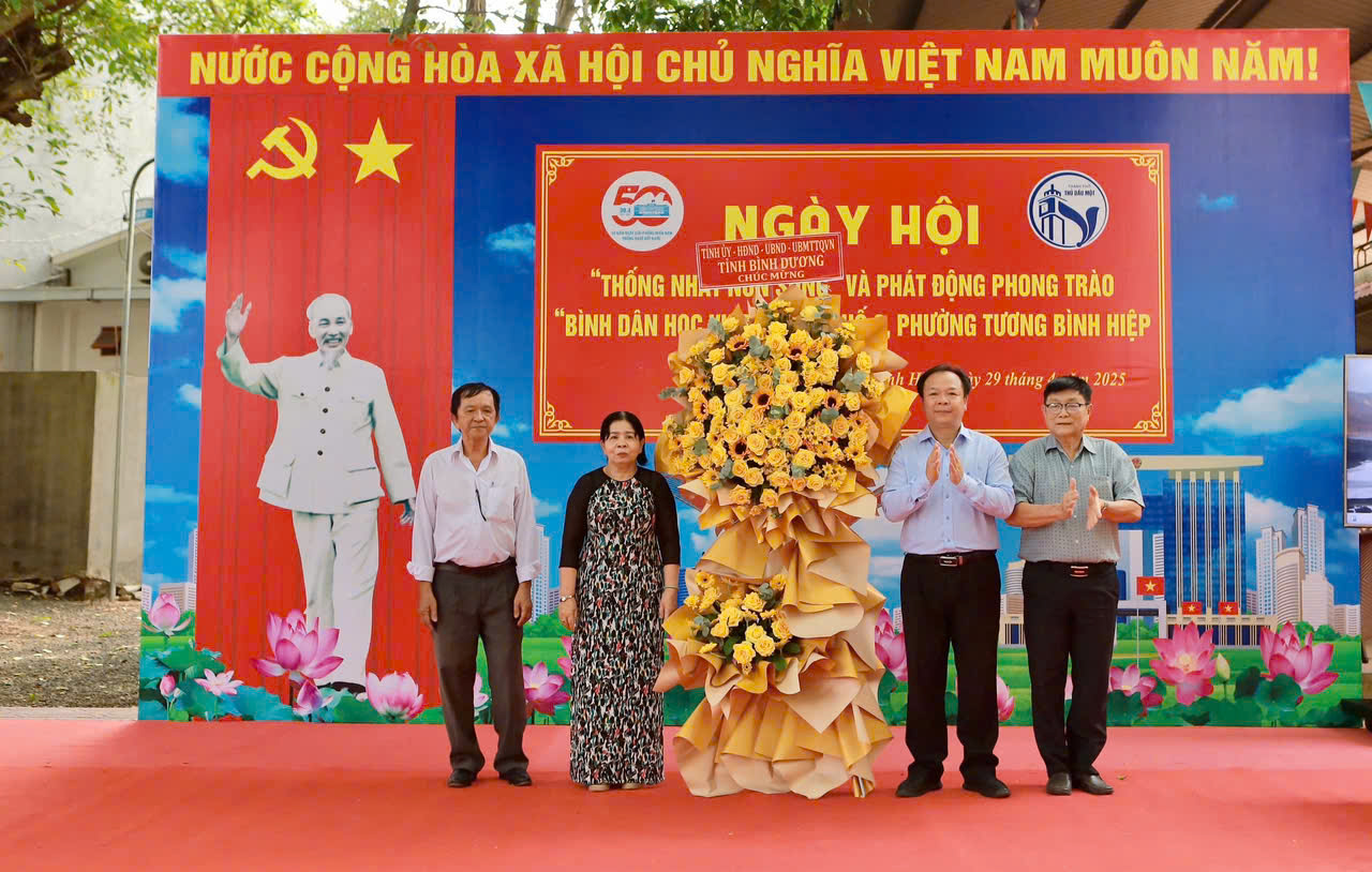 Bí thư Thành ủy Thủ Dầu Một dự ngày hội “Thống nhất non sông” tại khu 2 Tương Bình Hiệp