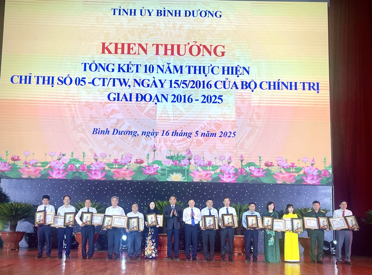04 tập thể và 10 cá nhân tiêu biểu, điển hình của thành phố Thủ Dầu Một được vinh danh khen thưởng tại Hội nghị Tổng kết Học tập và làm theo Bác