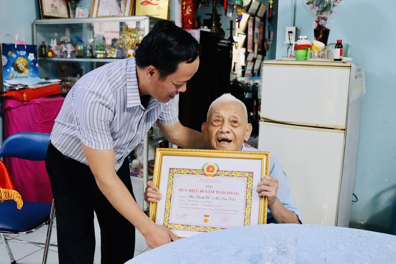 Trao Huy hiệu Đảng tại nhà cho các Đảng viên trên địa bàn Thủ Dầu Một