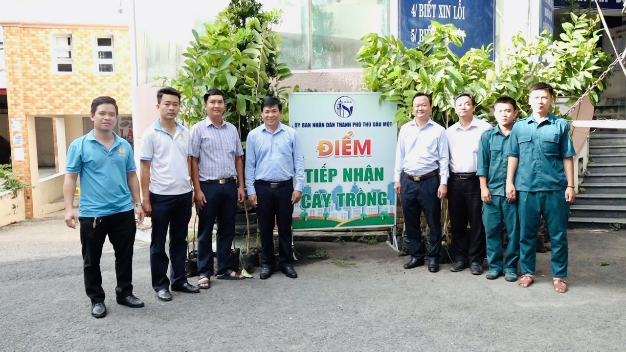 Thành phố Thủ Dầu Một tiếp nhận và giao cây xanh cho các cơ quan, đơn vị trên địa bàn thành phố