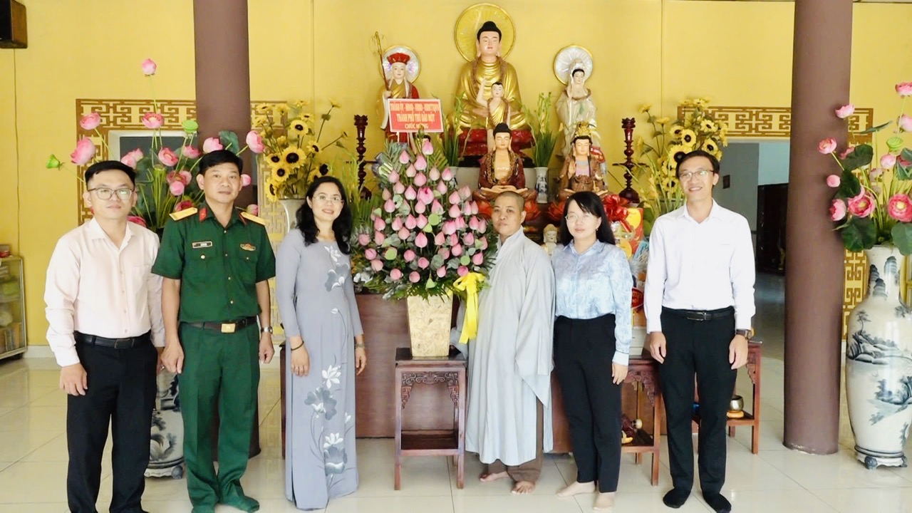 Đoàn lãnh đạo thành phố Thủ Dầu Một thăm, tặng quà Chùa, Tịnh xá, Thiền viện trên địa bàn thành phố