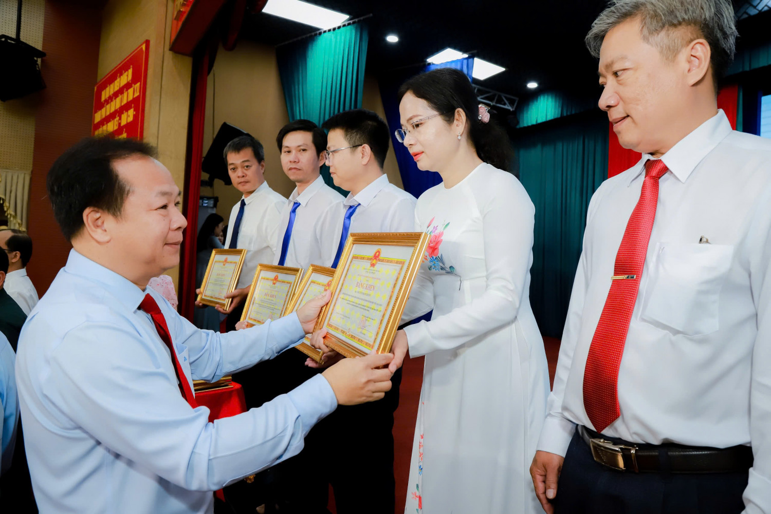 Thành ủy, UBND thành phố Thủ Dầu Một khen thưởng cán bộ công chức, viên chức, người lao động và nhân dân trên địa bàn