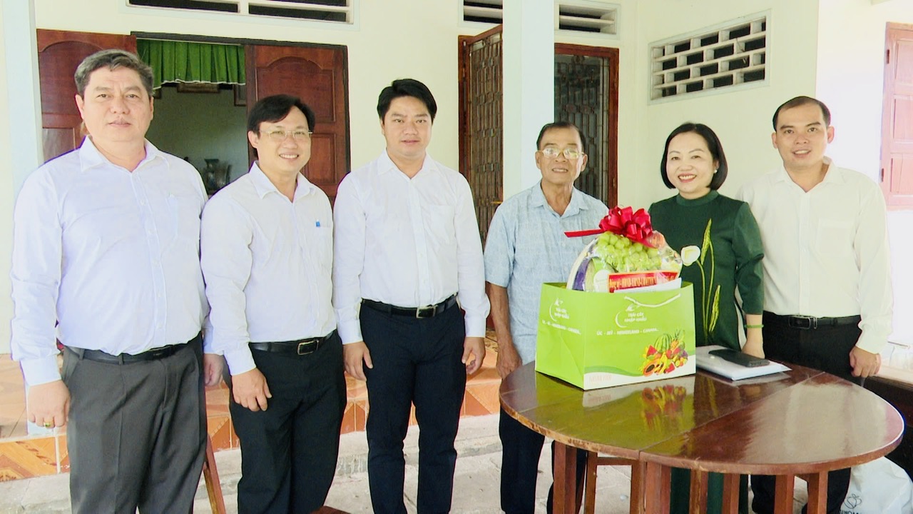 Lãnh đạo phường Thủ Dầu Một thăm, tặng quà cán bộ cách mạng lão thành, lãnh đạo qua các thời kỳ