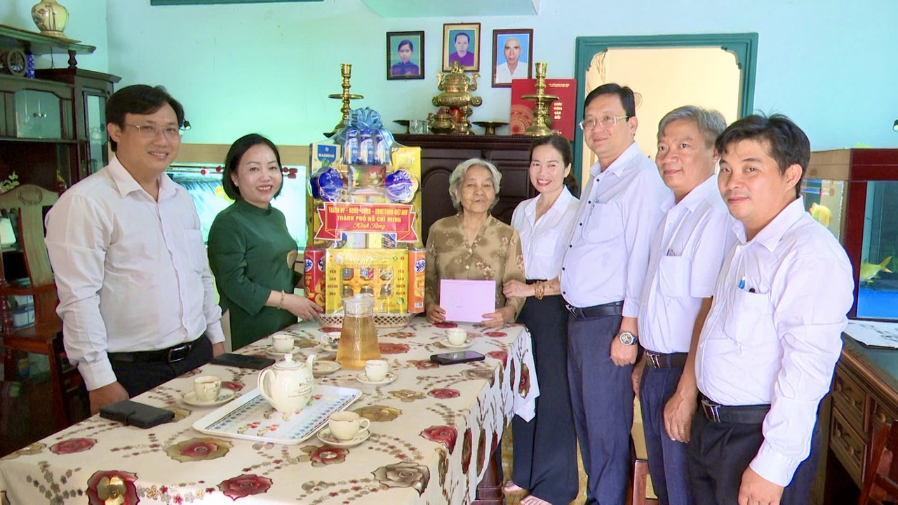 Đoàn Lãnh đạo Ủy ban MTTQ Việt Nam thành phố Hồ Chí Minh thăm, tặng quà gia đình chính sách tiêu biểu trên địa bàn phường Thủ Dầu Một