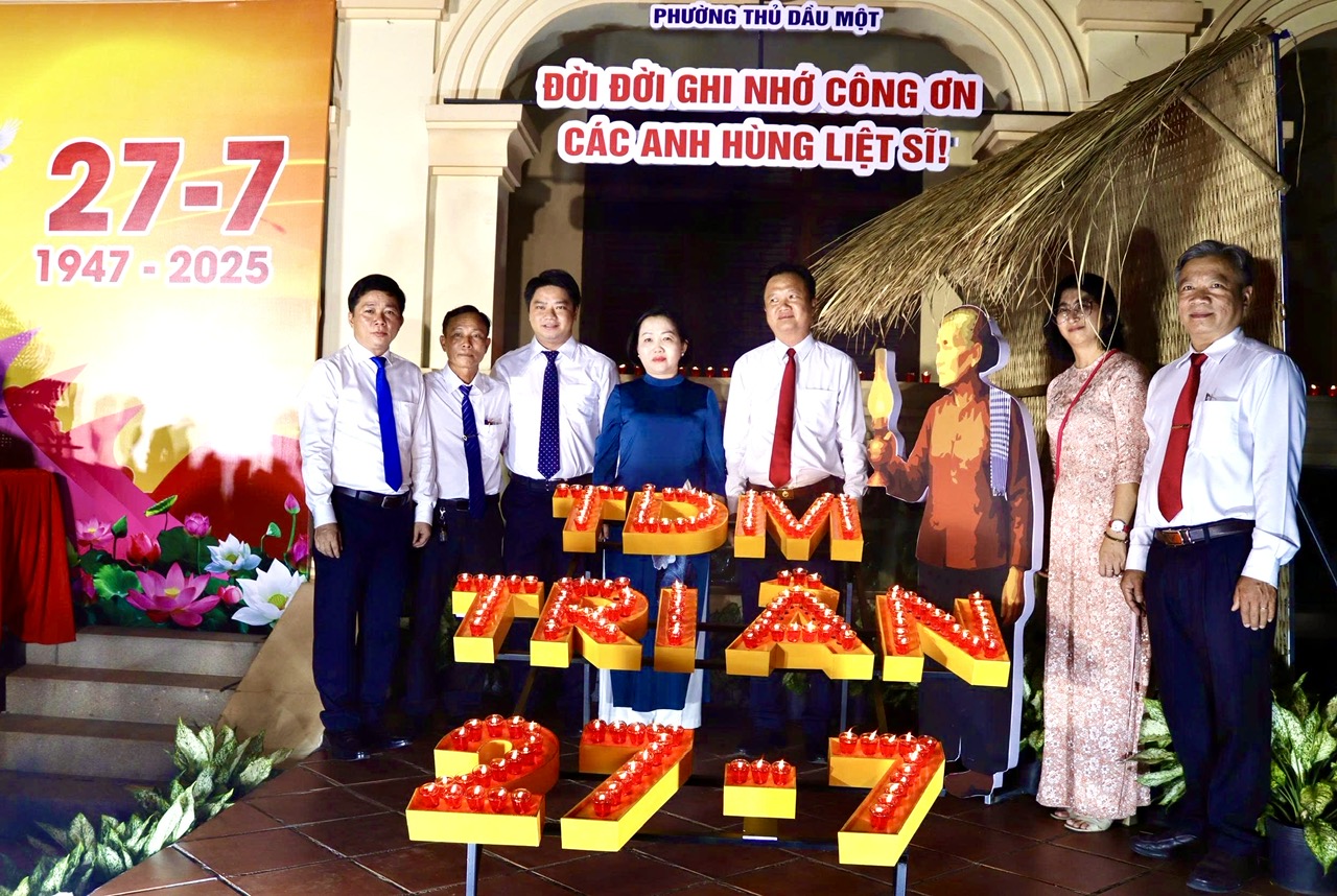 Phường Thủ Dầu Một thắp nến tri ân các Anh hùng liệt sĩ-Lan tỏa sâu rộng phong trào “Đền ơn đáp nghĩa”