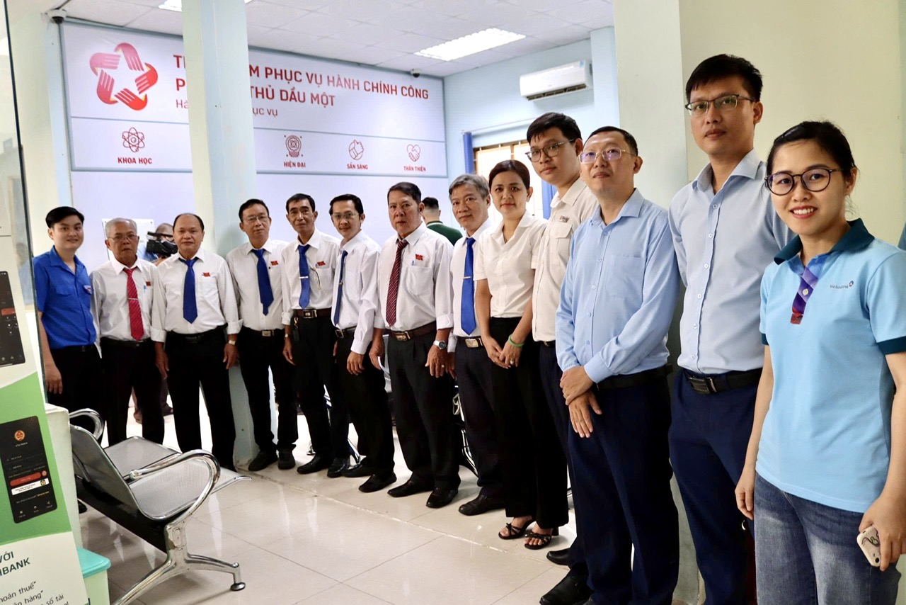 Phường Thủ Dầu Một tăng cường tuyên truyền, hướng dẫn người dân cài đặt và sử dụng các ứng dụng trong cải thủ tục hành chính